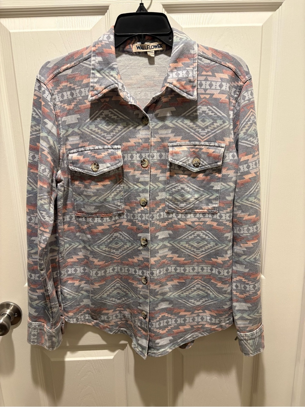 Wallflower Aztec-Pattern Button-Up Shirt in Light Gray and Coral